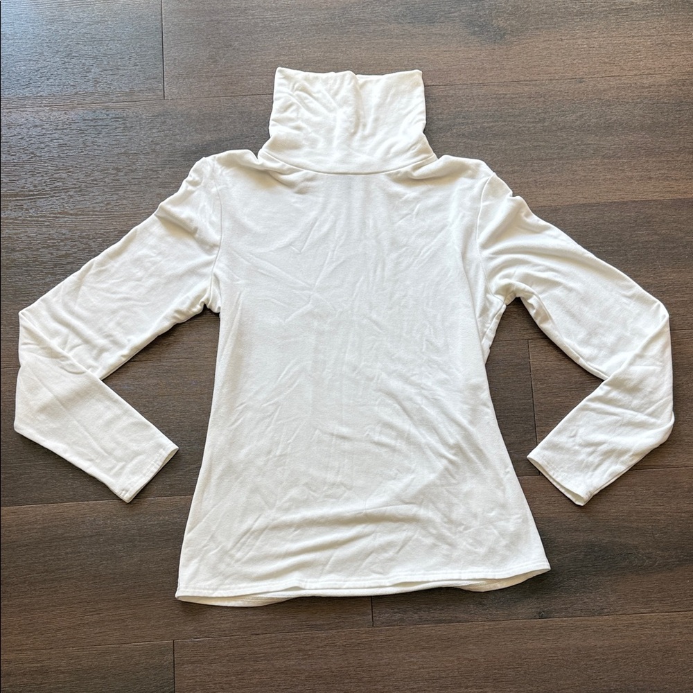 Elegant White Turtleneck Long Sleeve Top